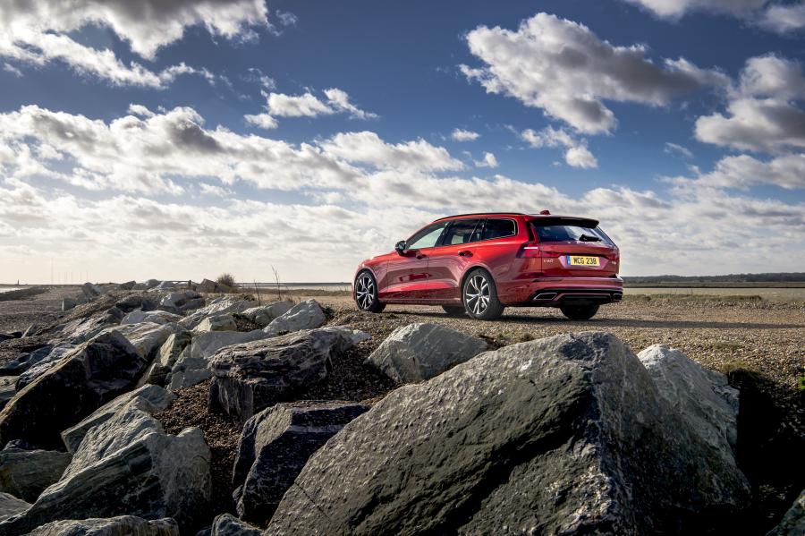  Volvo V60 T5 R-Design 2018 года  (UK) (фото 16 из 40)
